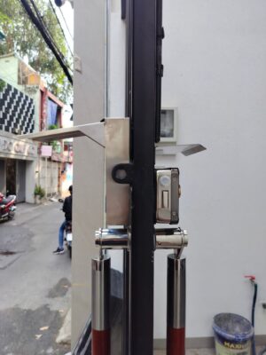 Khóa Vân Tay Cửa Sắt – Giải Pháp An Ninh Nhà Phố 2026 3 Khóa Cửa Cổng Nhà Thuê Trọ Khóa ngoài trời DSmart 2C39T chống mưa GẮN HỘP CHE MƯA INOX TRONG NGOÀI