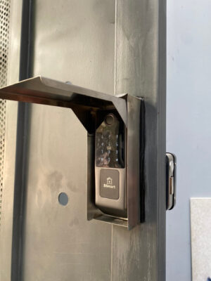 Khóa Vân Tay Cửa Sắt – Giải Pháp An Ninh Nhà Phố 2026 5 Khóa Vân Tay Cửa Sắt Cửa Cổng ngoài trời DSmart 2C38T MẶT BÊN NGOÀI NHÀ