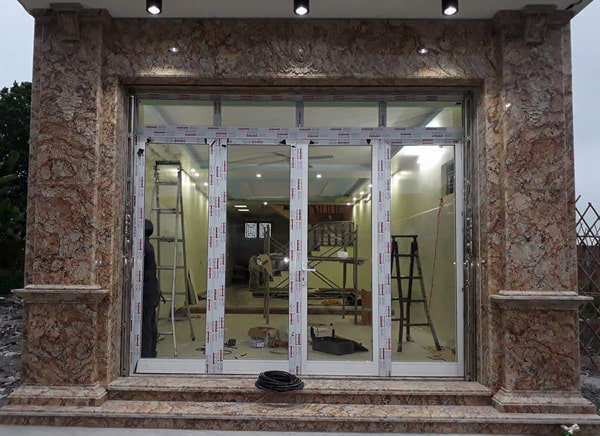 Cửa đi 4 cánh nhôm xingfa màu trắng sữa